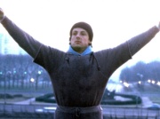 Stallone wciąż pracuje nad serialowym prequelem “Rocky’ego”. Porównał go do “Zakochanego kundla”