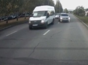 Blondyna z koleżanką skasowały auto podczas wyprzedzania