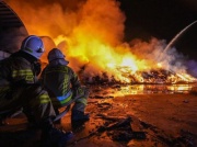 Alarm w Koniecpolu! Ogromny pożar w firmie składującej odpady. Czy mieszkańcy są bezpieczni?