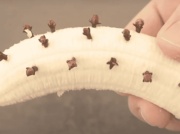 Wbij goździki w banana i włóż go do wrzątku. To co z tego wychodzi, to jakaś magia