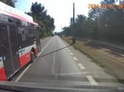 Autobusem wyprzedzał na czołówkę. Właśnie stracił pracę. A to nie koniec