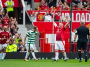 Rooney trafił w samo okno, Boruc bez szans. Mecz legend na Old Trafford [WIDEO]