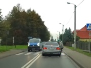 Pieszy odbił się od BMW, a kierowca odjechał. I to na oczach policjantów!