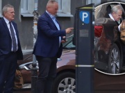 Piotr Gliński patrzy na ręce swojemu kierowcy. Pilnuje płatności za parking