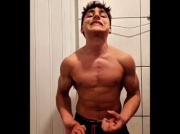 Szybka napinka przed lustrem. Tak bardzo się starał, że aż zemdlał