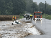 Woda porwała auto z kobietą w środku. Dramatyczna akcja ratunkowa