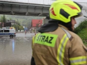 Utknęła w aucie, woda odcięła jej możliwość ucieczki. Strażacy walczyli z czasem