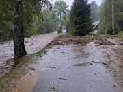 Wielka woda porwała samochód. 3 osoby poszukiwane