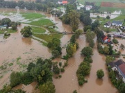 Rekordowy poziom Nysy Kłodzkiej. Woda wdziera się do kamienic