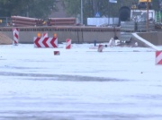 Woda zalewa rynek w Głuchołazach. Burmistrz: Toniemy