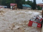 Tama w Stroniu Śląskim została przerwana. Woda burzy domy