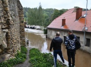 Kolejne miasta pod wodą. Do Kłodzka zmierza druga, większa fala powodziowa [RELACJA LIVE]