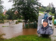 Były reprezentant Polski ruszył z pomocą. Walczy z koszmarną powodzią