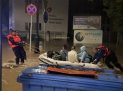 W Nysie trwa ewakuacja szpitala miejskiego. W ten sposób transportują pacjentów