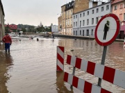 Orlen, Biedronka, InPost… Biznes włącza się w pomoc walczącym z powodzią