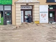 Nagrali dramatyczny moment. Mężczyzna dostał ataku padaczki podczas powodzi w Głuchołazach