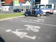 Sceny na parkingu pod supermarketem. Ciężarna zaparkowała na miejscu dla rodziny z dziećmi