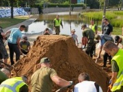 Woda wdarła się do wrocławskich Stabłowic. Bronią osiedla, jest wojsko