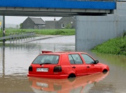 Sprzedajesz samochód po powodzi? Szykuj się na ogromne problemy. Kupujesz? Jeszcze gorzej