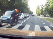 Motocyklista doprowadził do kolizji, omal nie potrącił dziecka i uciekł z miejsca zdarzenia