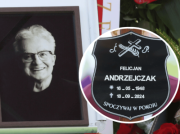 Kroczyła zaraz za trumną Andrzejczaka. Trzymała czerwone róże. Łzy lały się po policzkach