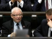 Znudzony Kaczyński na sali sejmowej. Tym prezes PiS zajmował się w trakcie burzliwej debaty