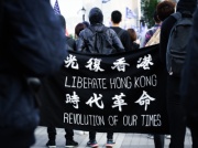 Sensacyjny wyrok w Hongkongu! Dostał 14 miesięcy za napis na koszulce