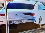 Widziałeś tego białego Mercedesa CLA? Natychmiast poinformuj policję