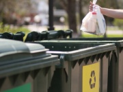 Do żółtego pojemnika na odpady wrzucamy plastik i metal. Ale czy tylko to?