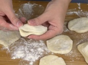 Wlej 1 łyżkę do mąki. Ciasto na pierogi wyjdzie elastyczne i miękkie