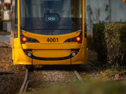 Belka przebiła podłogę tramwaju. Pasażer został ranny. 