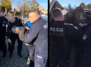 Stanął w obronie księdza, zaatakował policjanta! Nagranie