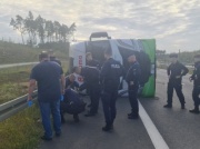 Wypadek TIR-a na drodze ekspresowej. Bohaterska postawa i błyskawiczna reakcja policjantów