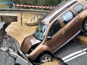 Samochód wpadł w wielką wyrwę w jezdni. Dramatyczne zdjęcie obiegło sieć. Teraz ujawniono nowe fakty