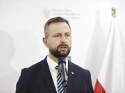 Szef MON: musimy obronić Polskę przed imperium zła, które się odradza (krótka)