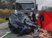 Kierowca osobówki wjechał w tira. Nikt nie przeżył