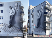 Mural z Markiem Hłaską na modernistycznej kamienicy na Żoliborzu