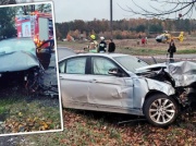 Koszmarny wypadek w Łódzkiem. Jedno auto zatrzymało się na drzewie, drugie na przystanku