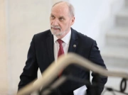 Macierewicz pędził ulicami Warszawy. Komunikat policji i reakcja Siemoniaka