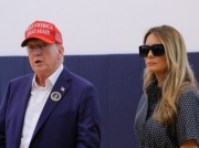 Trump z Melanią zagłosowali na Florydzie. Ekspertka: Stylizacja adekwatna do męża