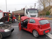 Wypadek z udziałem trzech pojazdów, jedna osoba przewieziona do szpitala