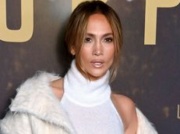 Zjawiskowa Jennifer Lopez w sukience i płaszczu POLSKIEJ projektantki. Cena zwala z nóg