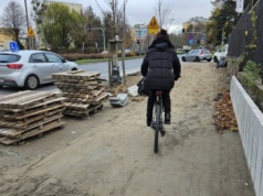 Rozkopany chodnik na ul. Kętrzyńskiego w Olsztynie. Potrzebny nowy wykonawca [ZDJĘCIA]