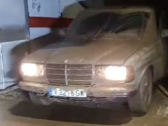 Co robi zalany 50-letni Mercedes W123? Wyjeżdża z garażu odpalając za pierwszym razem