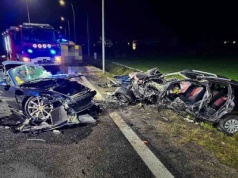 Śmiertelny wypadek na w Mrowinie. Nie żyją dwie osoby. Zderzenie porsche z dacią