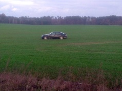 Kierowca zasnął za kierownicą mercedesa na S3. Jazdę zakończył w polu