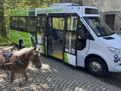 Co to jest – białe, ciche i nie ruszy się z miejsca aż do wiosny? Elektryczny bus na Morskie Oko