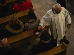 Koniec ze zbieraniem na tacę? "Ksiądz nie jest od pieniędzy"