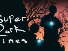 SUPER DARK TIMES. Za pozornie niewinną historią z dreszczykiem czyha realny dramat