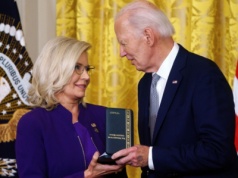 Biden odznaczył Liz Cheney za jej pracę w komisji śledczej ds. szturmu na Kapitol